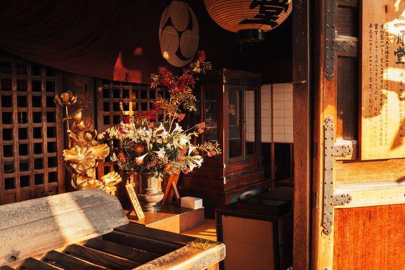 building, entrance, japan, house, building exterior, 5K, lighting equipment, no people, wood - material, nara prefecture, architecture, outdoors, flower arrangement