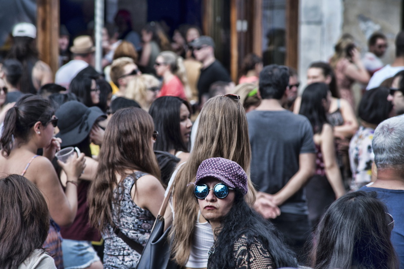 day, outdoors, group of people, johnston street, hairstyle, city, architecture, hat, fashion, event, summer, 8K, hair, women, crowd, street, arts culture and entertainment