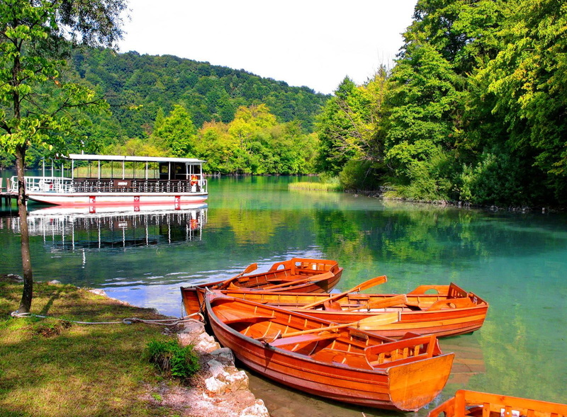 emerald, 720P, shore, pretty, mirrored, boats, place, fishing, rest, greenery, summer, lovely, nice, beautiful, relax, lake