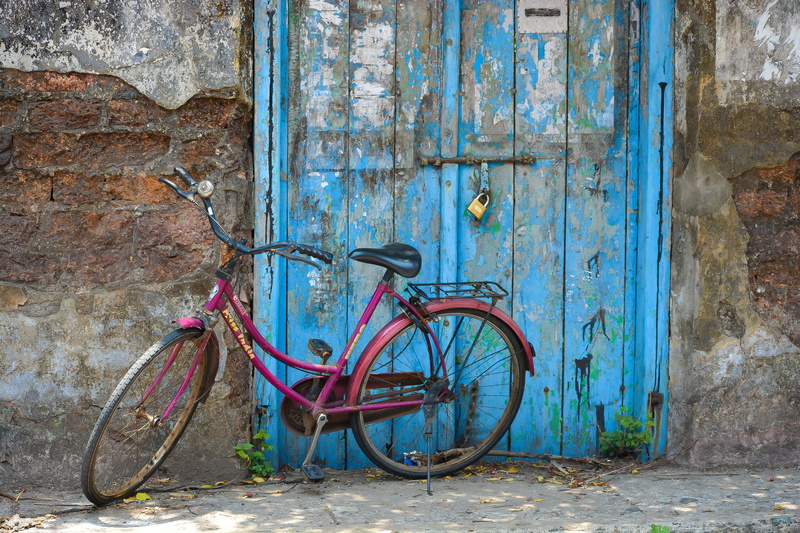 weathered, kerala, building, india, day, old, kochi, stationary, 2K, land vehicle, culture, outdoors, cycle, bicycle, entrance, door, mode of transportation