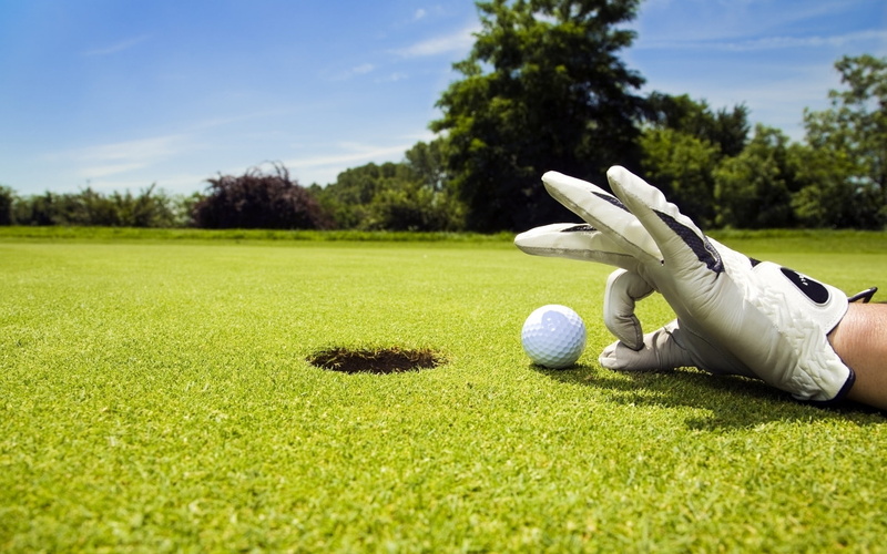 ball, wall, lawn, unrecognizable person, golf ball, glove, leisure activity, golf, hand, close-up, day, one person, 1080P, grass, sky, activity, sport