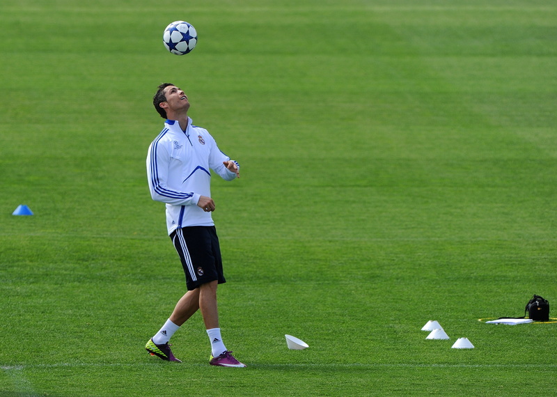 playing, competitive Sport, cristiano, 2K, action, soccer, sports equipment, professional Sport, sports Uniform, cup, one Person, recreational Pursuit