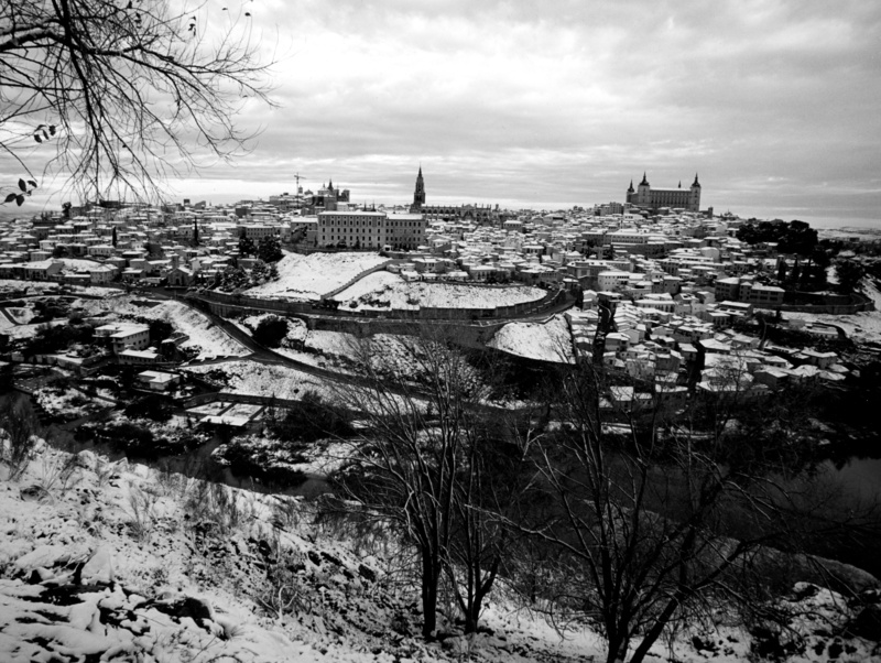 tagus river, building, 8K, outdoors, built structure, bare tree, day, no people, sky, nature, city, architecture, toledo nevado, water, building exterior