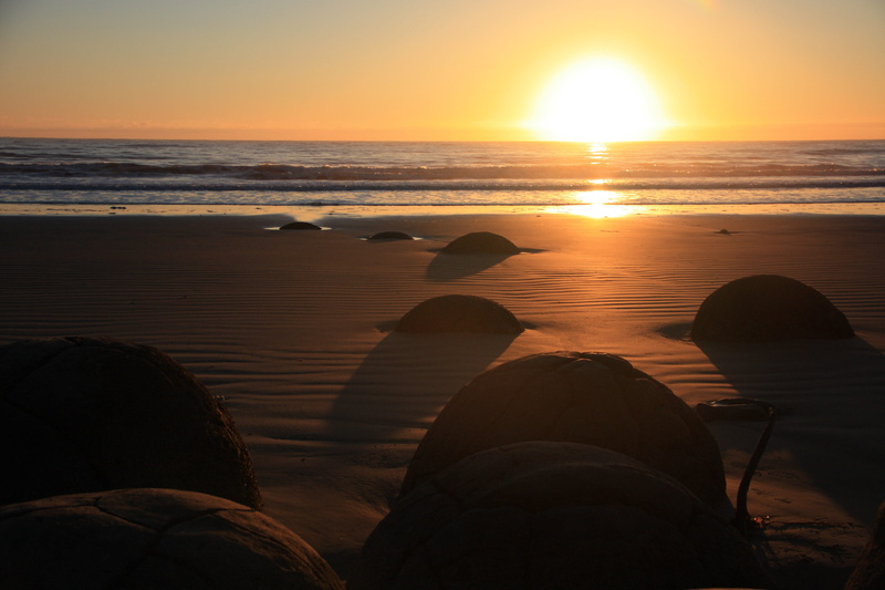 horizon, sun, Sunrise, beach, 4K, sunset, New Zealand, nature, sea, rock - object, rock, solid, sunlight, tranquility, tranquil scene, Moeraki Boulders