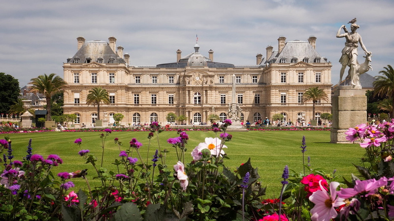 formal garden, outdoors, 1080P, luxembourg palace, day, flowering plant, ornamental garden, historic, building exterior, monument, mansion, flower, palace