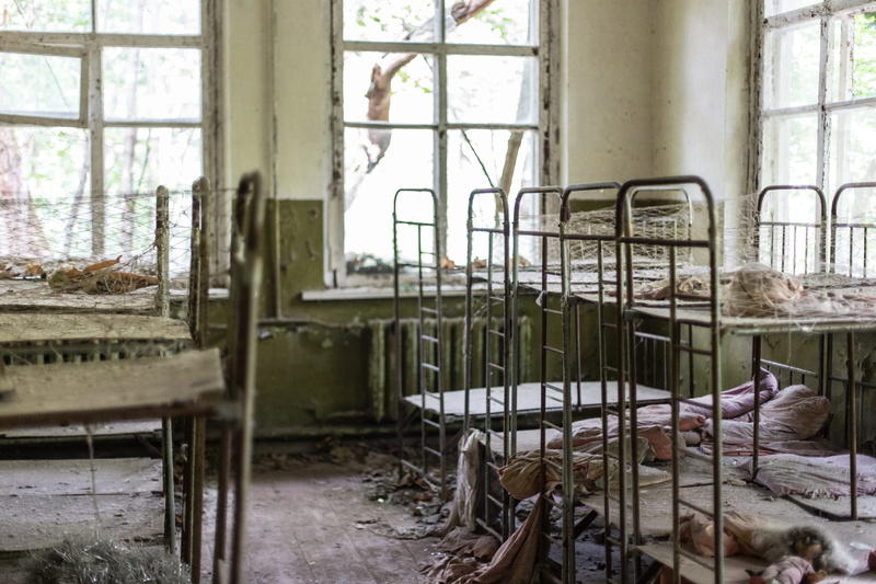 5K, domestic, domestic animals, beds, seat, damaged, indoors, obsolete, blur, mammal, white, focus, bunk, architecture, empty, dirty, bed, messy, furniture