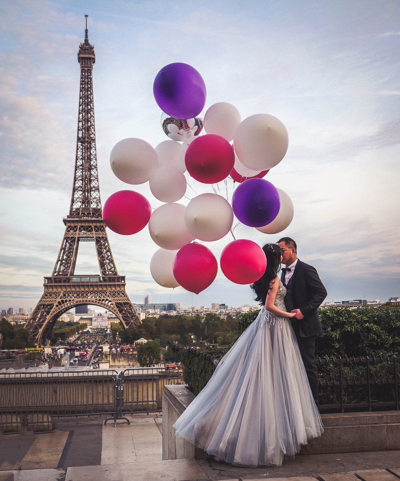 real people, built structure, people, ballon, travel destinations, balloon, couple - relationship, building exterior, paris, trocadéro, france, celebration