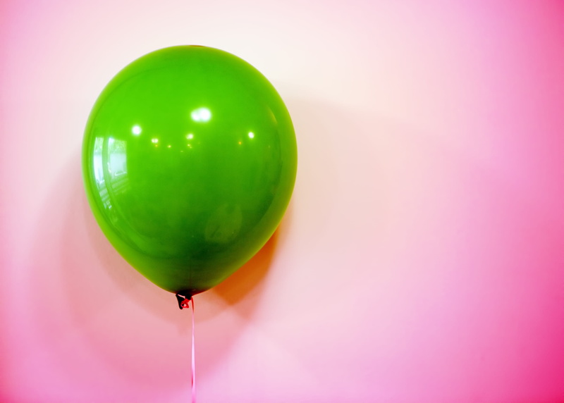 ball, carnival - celebration event, nobody, balloon, background, multi colored, birthday, indoors, green color, fly, round, purple, 2K, no people, mid-air