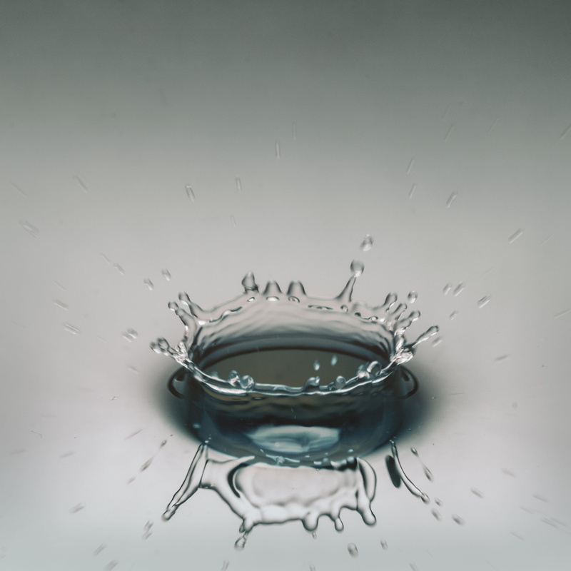 the drink, 2K, wet, purity, liquid, drops of water, the wave is reflected, falling, splashing, drop, water, pearl, closeup, close-up, greenish-blue, crockery