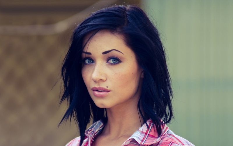 young adult, top, face, eyeliner, lifestyles, Sierra Love, portrait, 720P, contemplation, real people, women, hair, front view, hairstyle, make-up, looking at camera