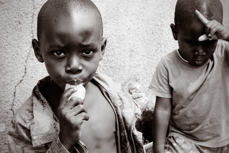 smile, africa, young, childhood, humanitarian aid, males, Face, emotion, maternity, black, colors, nature, play, pierre, small child, girl, parents, two people