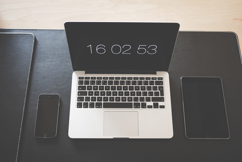 macbook, communication, computer keyboard, no people, 4K, pro, ipad, desk, indoors, apple devices, touch screen, cellphone, connection, display, phone