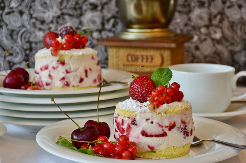 baked pastry item, food, white, delicious, tableware, strawberry shortcake, ready-to-eat, kitchen, sweet, food and drink, strawberry, cherries, bisquit