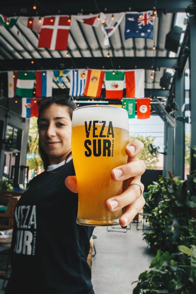 ivy, plant, front view, beer, filtered, people, one person, filled, jar, leisure activity, standing, potted plant, veza, countries, holding, text, photography