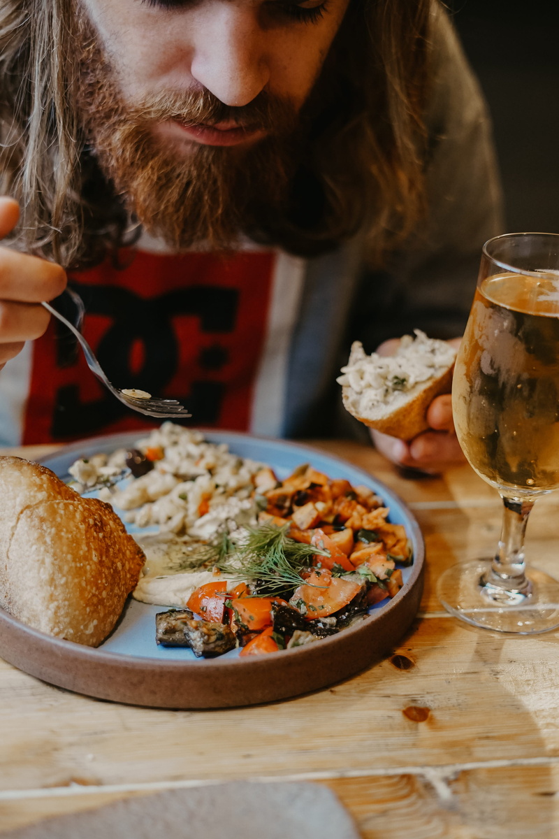 plate, man, refreshment, beverage, alcohol, freshness, restaurant, drinking glass, dinner, creme, lifestyles, person, glass, holding, cream, one person