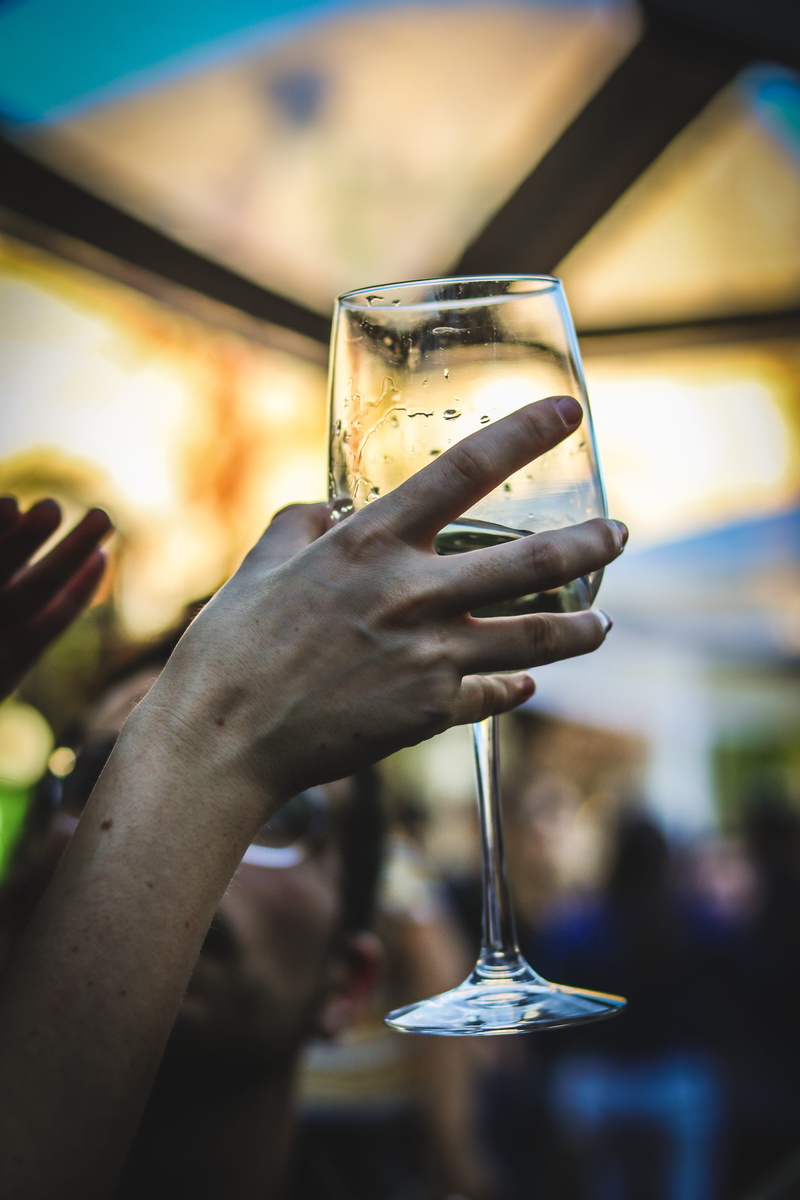 alcohol, person, nightlife, cocktail, human body part, drinking glass, human, beer, leisure activity, close-up, champagne, household equipment, beer glass