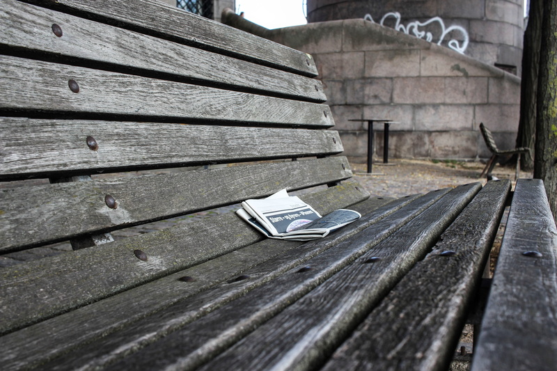 pattern, built structure, read, lunch break, recovery, newspaper, wood - material, weathered, metal, relaxation, day, wooden bench, 5K, run-down, deterioration