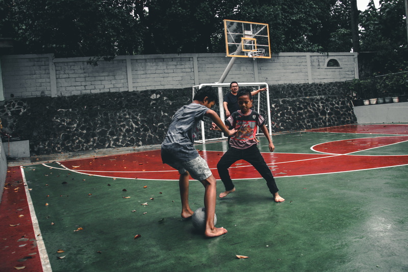 casual clothing, basketball hoop, tiger, athlete, clothing, football, apparel, people, motion, person, men, two people, leisure activity, young men, 5K