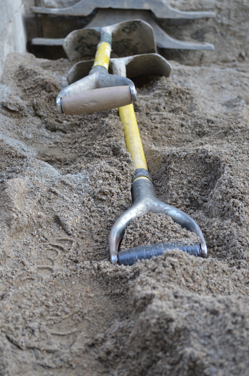 equipment, plastic, pipe - tube, digging, working, faucet, outdoors, two, nature, excavation, still life, trowel, shoveling, no people, Spades, industry