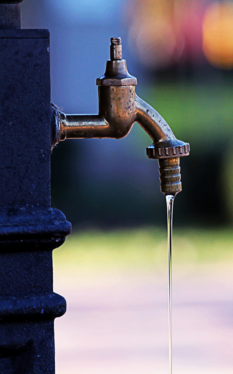 water flowing, 1080P, close-up, valve, water pipe, focus on foreground, Water, wet, day, motion, faucet, Flowing, water, outdoors, pipe - tube, old, running water
