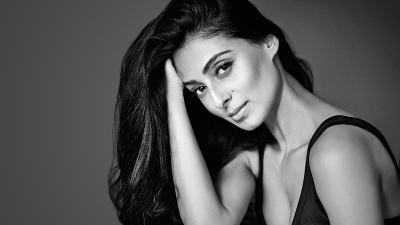 4K, 4K, Pernia Qureshi, tops, sleeveless, forhead, Costume designer, Actress, woman, holding, white