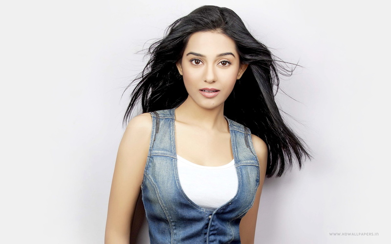 long hair, women, 2K, looking at camera, beauty, hairstyle, black hair, casual clothing, front view, waist up, studio shot, young adult, young women, hair