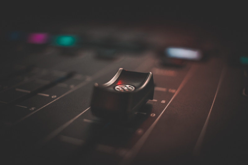 wireless technology, dark, close-up, indoors, focus, fader, no people, single object, computer, photography, macro, still life, black, technology, selective focus
