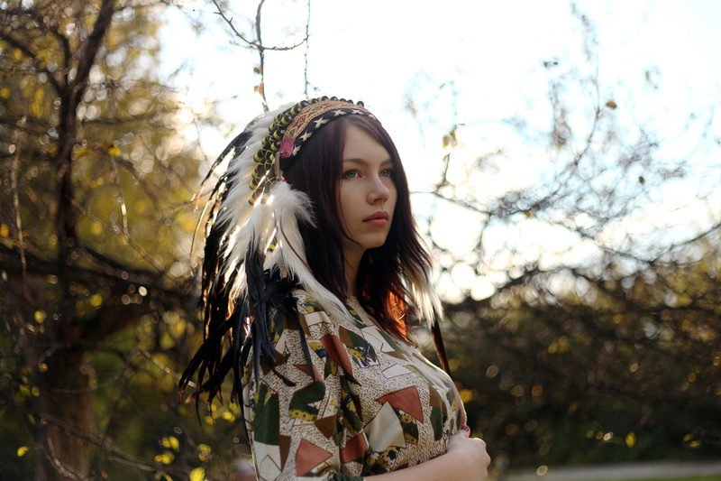 outdoors, light, focus on foreground, portrait, the Indians, top, looking at camera, adult, young women, feathers, contemplation, brown, real people, 5K