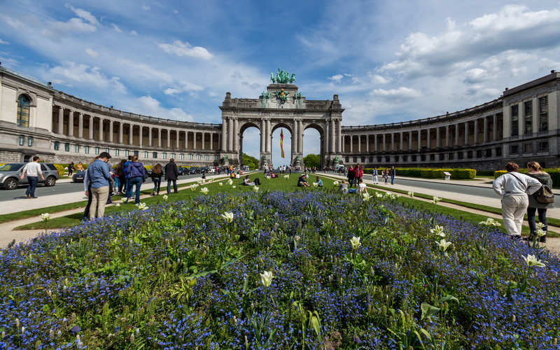architecture, spring, parc du cinquantenaire, architectural column, large group of people, flowering plant, tourism, belgique, nature, real people, flower
