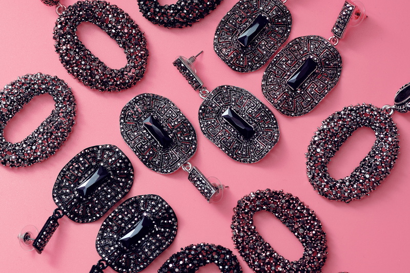 personal accessory, pret, asezare, pink color, pattern, abundance, pendants, surface, large group of objects, studio, fashion, pink, lanturi, argint, jewelry