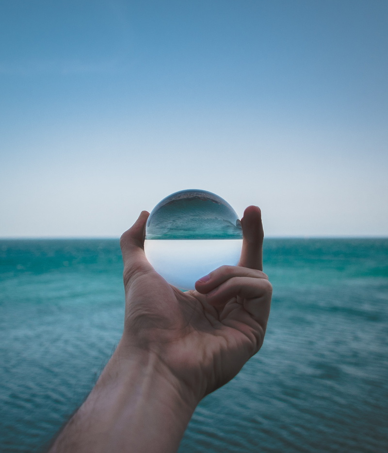 sea, unrecognizable person, nature, blue, horizon, hand, holding, horizon over water, body part, portinho da arrábida, mirror, personal perspective, reflex