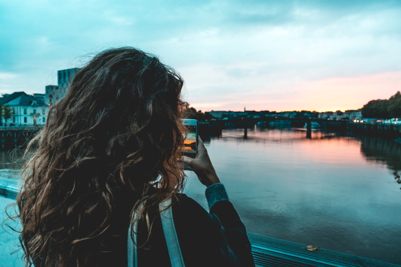 real people, coast, built structure, adult, ocean, holding, hairstyle, sea, nature, person, building exterior, city, beautiful woman, outdoors, nantes