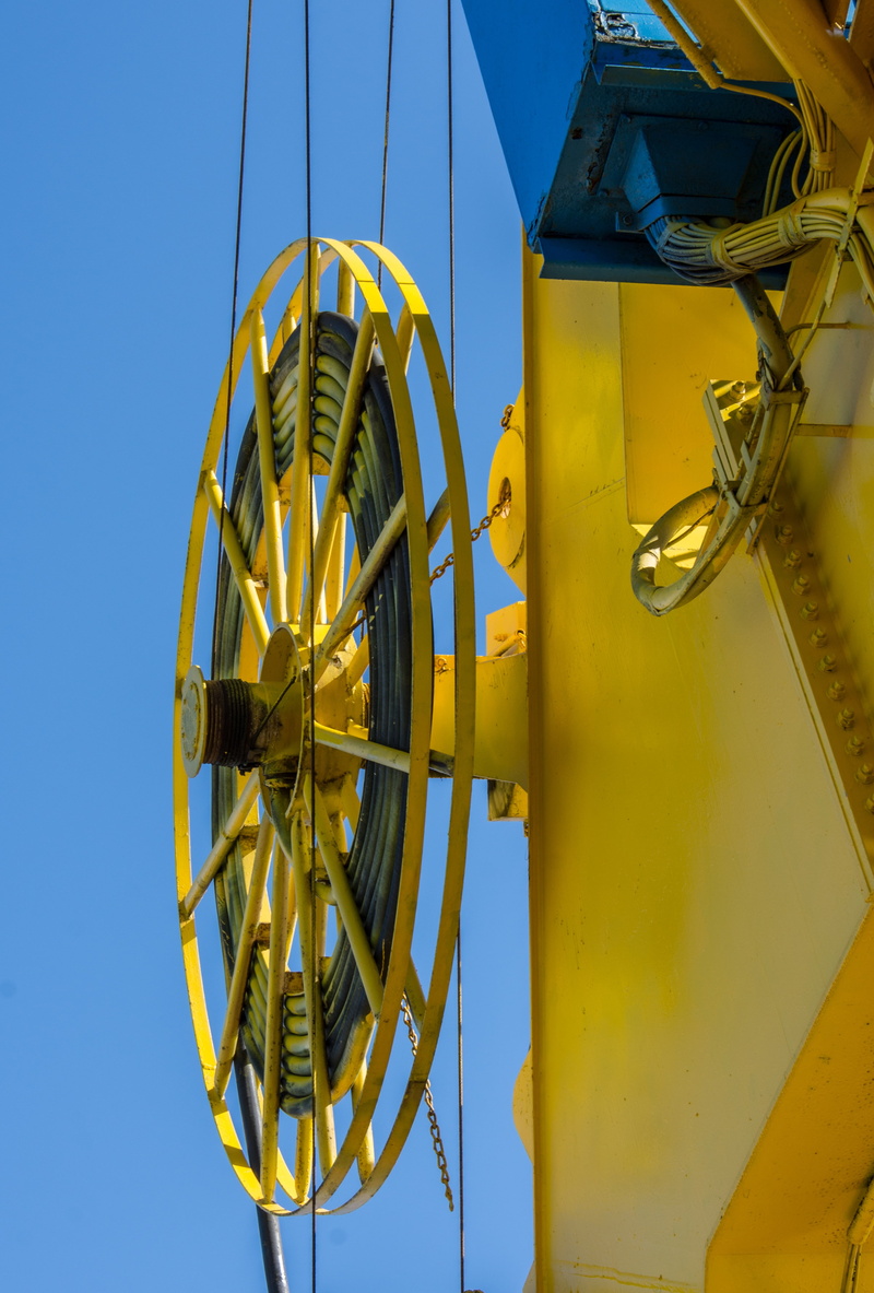 outdoors, shape, heavy, industry, technology, circle, architecture, metal, day, clear sky, industrial, sky, gold colored, engineering, machine, ropes, lifting