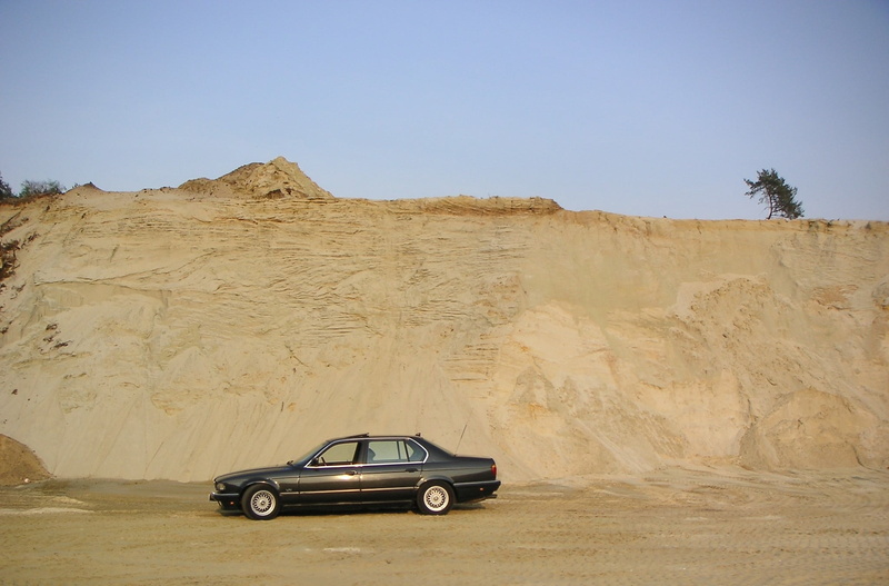 clear sky, land Vehicle, non-urban scene, sports utility vehicle, transportation, e32, environment, no people, outdoors, v12, desert, bmw, motor vehicle
