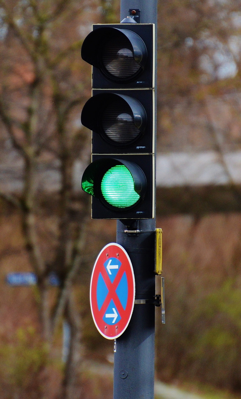 red, road Sign, traffic signal, sign, Road, directional sign, road, beacon, road signal, no people, arrow symbol, outdoors, green light, Green, 2K, Traffic Lights