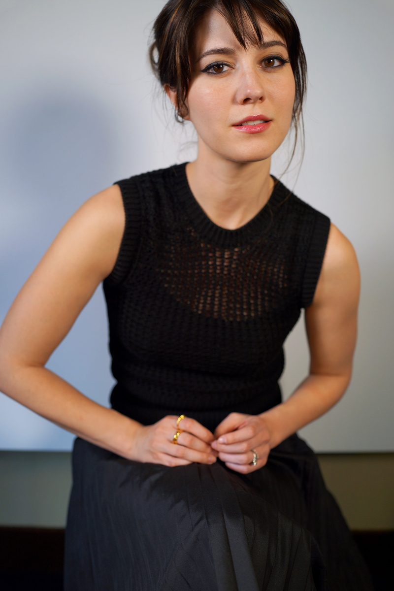 celebrity, simple background, brunette, looking at viewer, Mary Elizabeth Winstead, actress, 5K