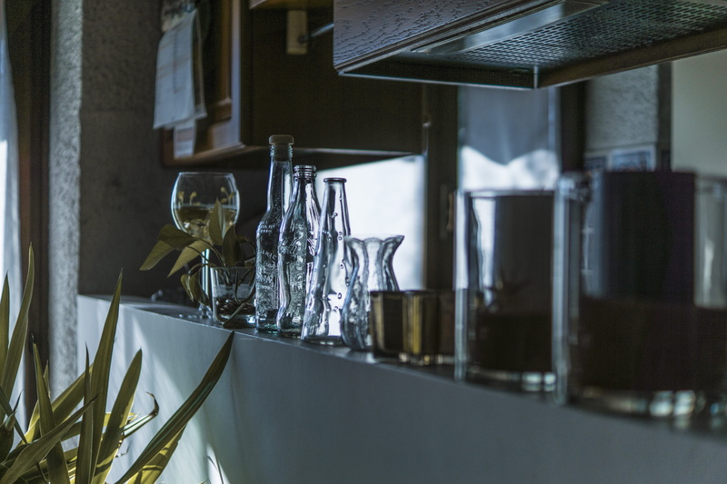 wine, dark, nature, still life, close-up, focus on foreground, restaurant, light, household equipment, luxury, wine glass, architecture, leaves, green