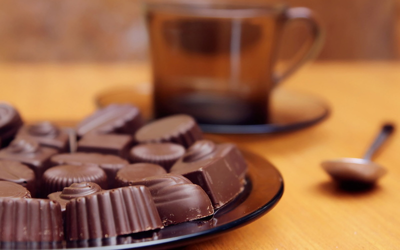 wood - material, sweets, indoors, indulgence, food, dark, 1080P, crockery, unhealthy Eating, addiction, cake, gourmet, cup, sweet Food, refreshment, dessert