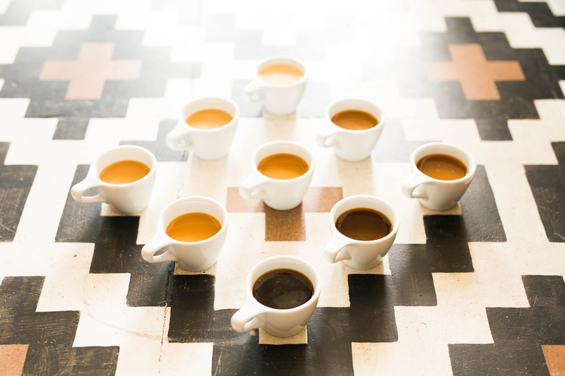 sunlight, cup, ceramics, repetition, ceramic, black coffee, white coffee, close-up, drip coffee, table, drink, mugs, coffee cup, coffee culture, coffee con