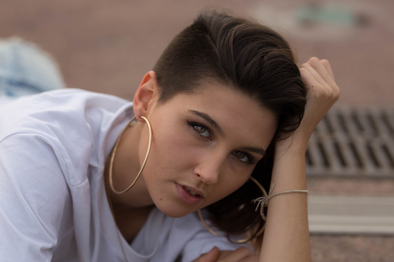 one person, human, young adult, hairstyle, nail, close-up, front view, coffee cup, focus on foreground, texture, brown hair, listening, adult, real people