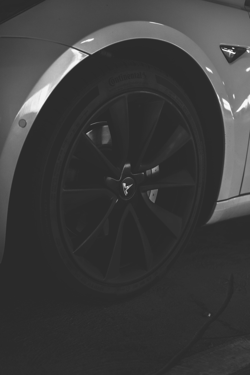 machine, wheel, gear, glass - material, indoors, silver colored, brake, plant, 5K, tire, mode of transportation, beverage, car wheel, blossom, amaryllis