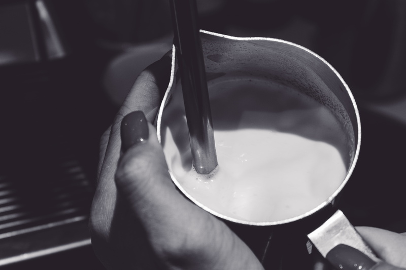close-up, one person, lifestyles, coffee, lattee, white, indoors, preparing, finger, caffeeteria, holding, 5K, eating utensil, human hand, hand, crockery