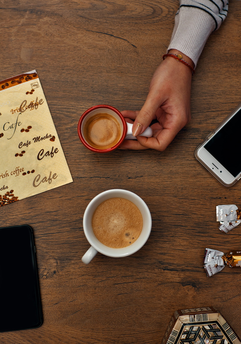 cafe, cup, 5K, smartphone, polgár, mobile, meeting, home, christmas, mobile phone, coffee cup, technology, human hand, wood - material, directly above