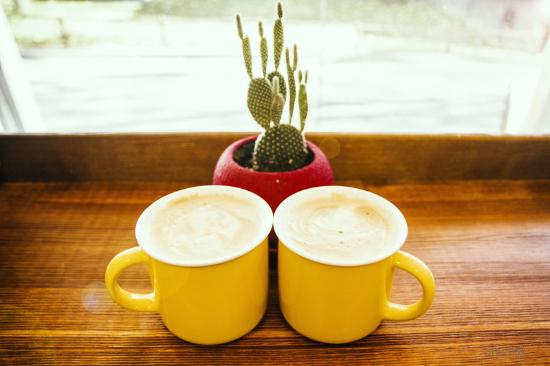 yellow mug, coffee, lovers, meeting, table, drink, 4K, drinking, crockery, froth, cafe, indoors, healthy eating, relationship, hot drink, coffee cup, coffee - drink