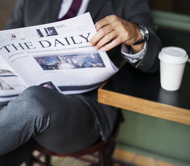 cup, reading, cafe, close-up, drink, sit, 2K, business, men, formal coat, paper, male, newspaper, depth of field, sitting, human hand, hand, guy, food and drink