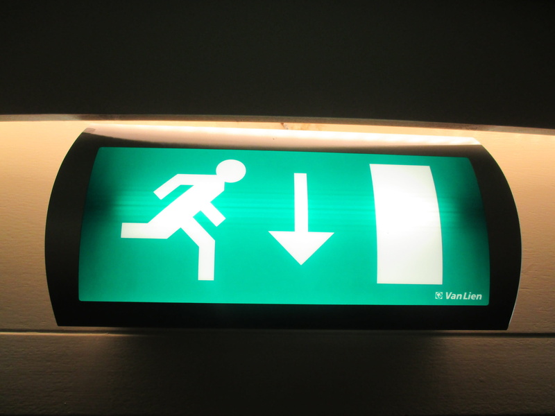 warning sign, information sign, 2K, directional sign, communication, warning symbol, leaving, urgency, emergency exit, guidance, indoors, illuminated