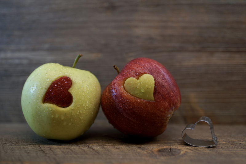 5K, background, selective focus, emotions, wood, apple - fruit, juice, refreshment, two objects, metallic, healthy eating, wood - material, tasty, red
