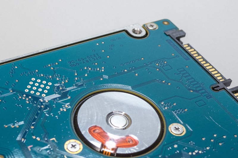 computer part, circuit, indoors, high angle view, black, lines, electronics industry, computer, connection, circuit board, cut out, disk, sata, datailaufnahme