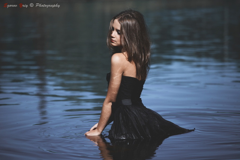 brunette, long hair, makeup, lifestyles, young women, focus on foreground, real people, beautiful woman, one person, three quarter length, young adult