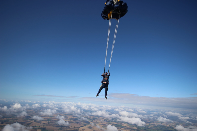 jump, adventure, parachute, real people, skydive, 5K, men, copy space, exhilaration, human arm, leisure activity, blue, sky, extreme sports, freedom, lifestyles